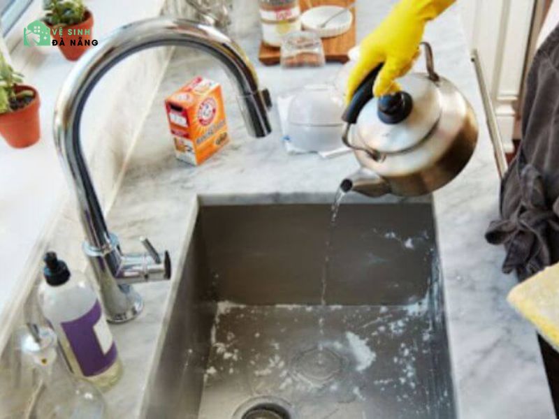 Sử dụng nước sôi và nước rửa chén